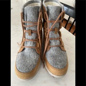 Like new sorel boots. 9.5